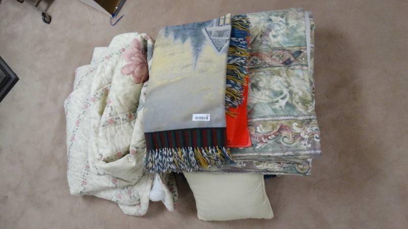 lot 261 image: King size bedding