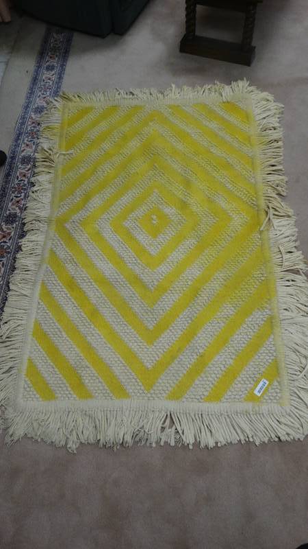 lot 267 image: Vintage area rug