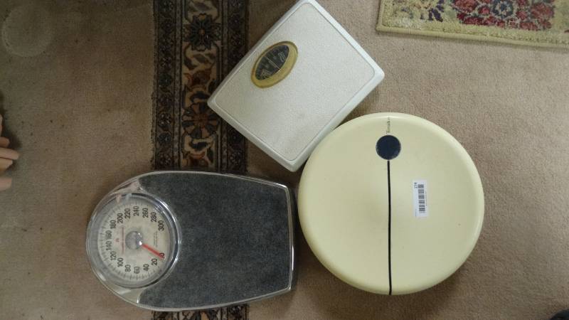 lot 274 image: Various bathroom scales