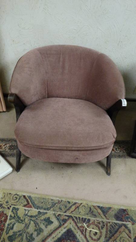 lot 275 image: Vintage padded chair