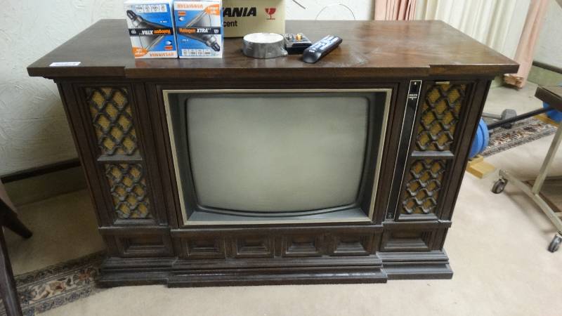 lot 276 image: Console TV w remote & light bulbs