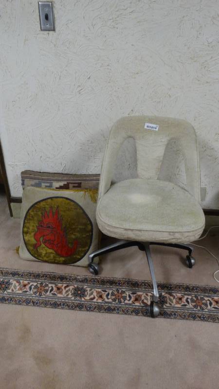 lot 279 image: Vanity chair on wheels & pillows