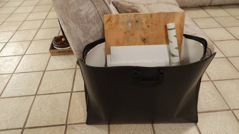 lot 280 image: Art bag w art contents
