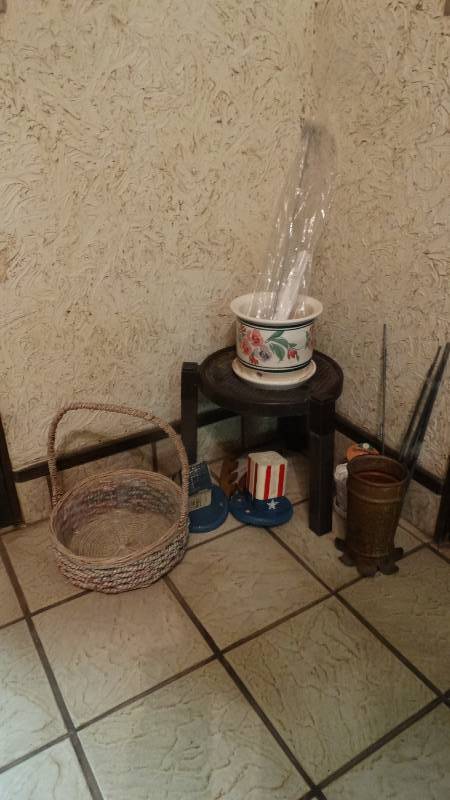 lot 281 image: Plant stand planter misc.