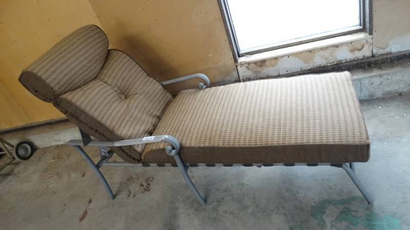lot 339 image: Patio chaise lounge w cushion