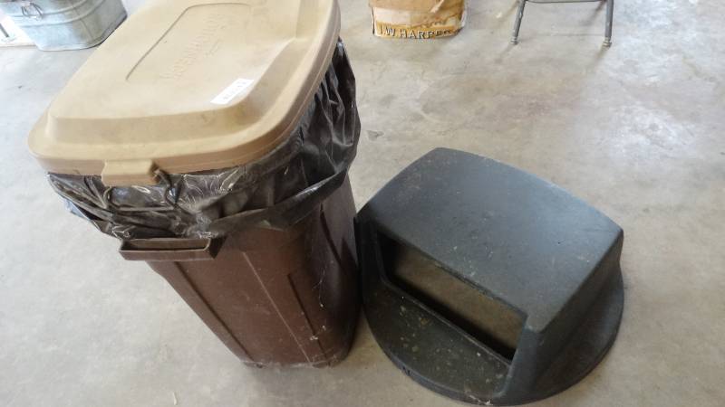 lot 357 image: Trash can w lid & commercial trash can lid