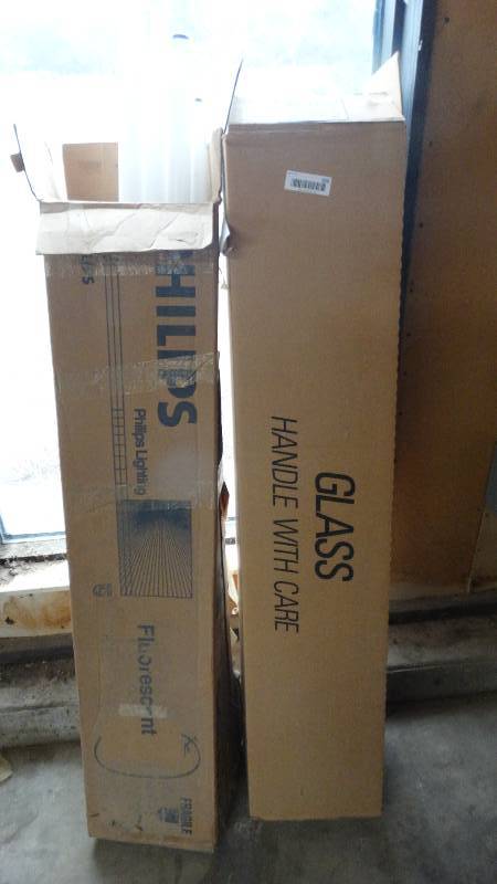 lot 359 image: 2 boxes of 4 ft light bulbs