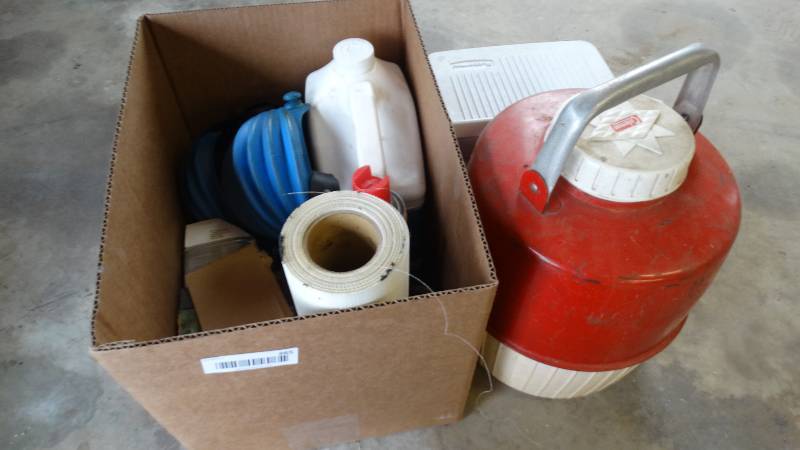 lot 365 image: Water jug lunch box & misc