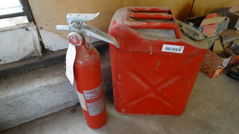 lot 370 image: Old metal gas can & fire extinguisher
