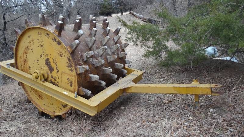 lot 376 image: Large commercial construction pull behind sheeps foot roller