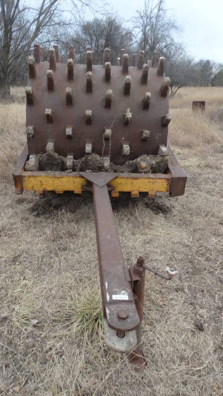 lot 378 image: Large commercial construction pull behind sheeps foot roller