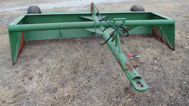 lot 379 image: 10 pull behind hydraulic scraper