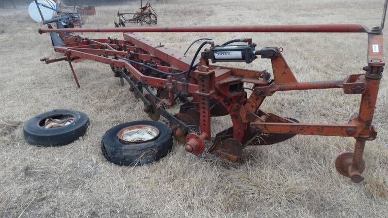 lot 383 image: 11 plow implement