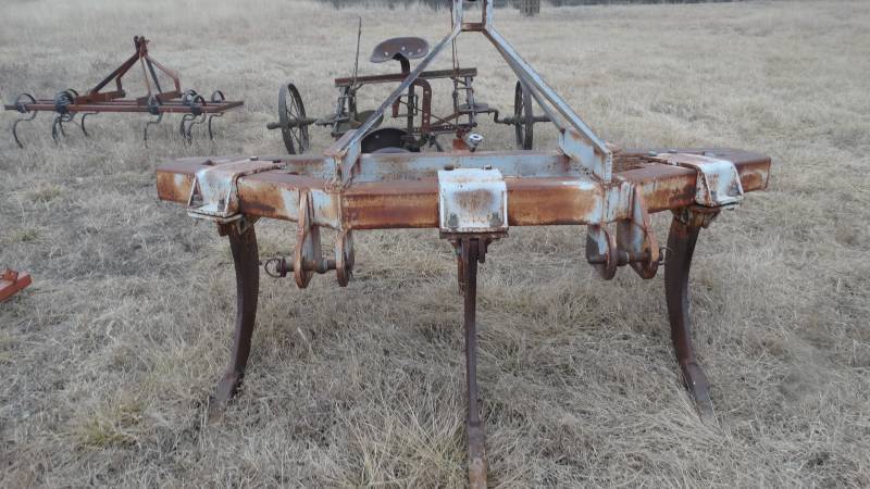 lot 386 image: Large 3 pt 8 ft ripper plow