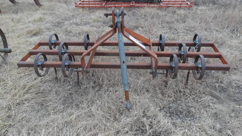 lot 390 image: Big Bee 3 pt 7 spring tooth implement