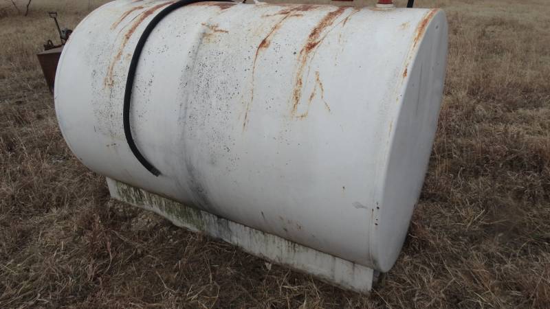 lot 391 image: 550 gallon diesel fuel tank w hand pump
