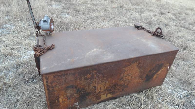 lot 392 image: 250 gallon fuel tank w hand pump