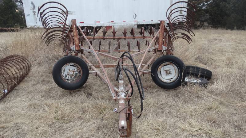 lot 399 image: 24 spring tooth farm implement