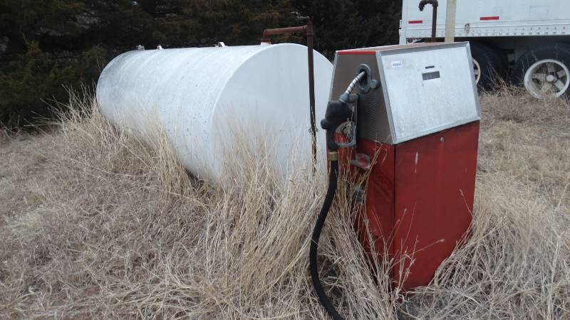 lot 402 image: 1000 gallon gas tank w gas pump