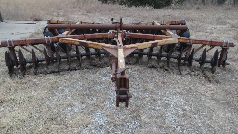 lot 403 image: 14 pull behind disc implement