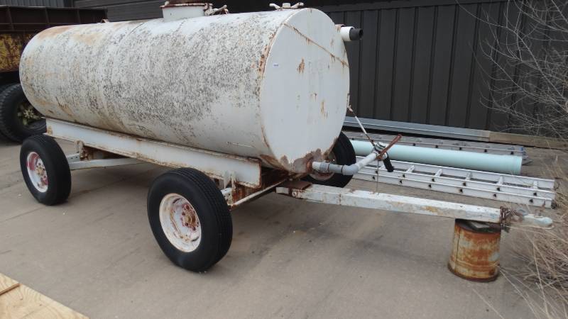 lot 405 image: 1000 gallon water tank on trailer
