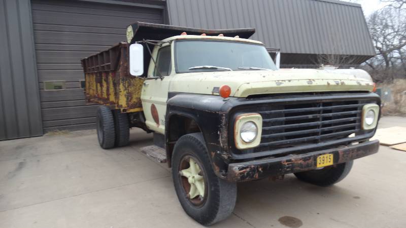 lot 411 image: 1967 Ford 700 dump truck- RunsDrives- Dump bed works