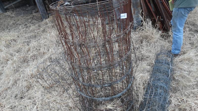 lot 412 image: Fencing & tomato cages