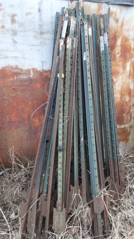 lot 414 image: Approx 25 T posts