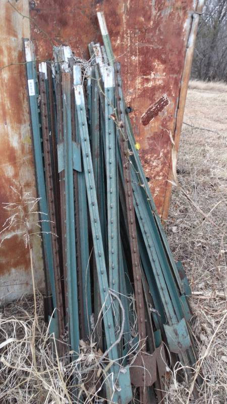 lot 415 image: Approx 25 T posts