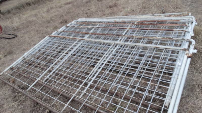lot 420 image: 10 corral panels- 114 long x 55 tall