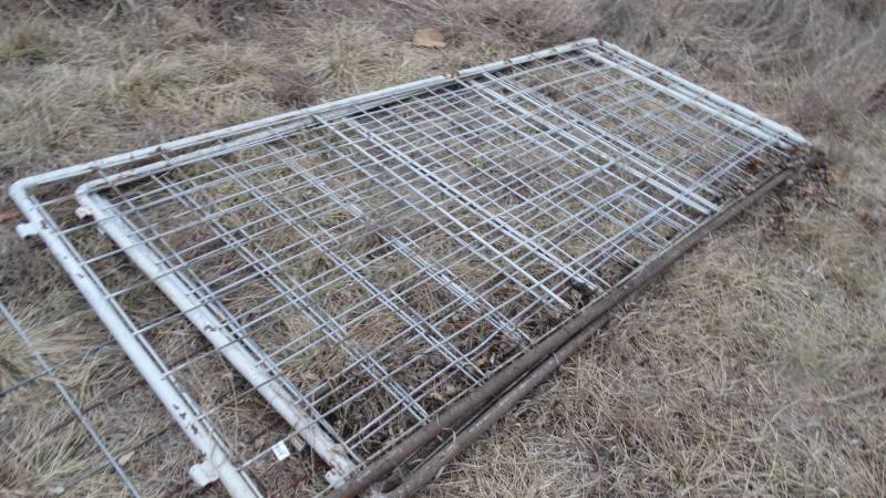 lot 422 image: 4 corral panels- 55 tall various lengths