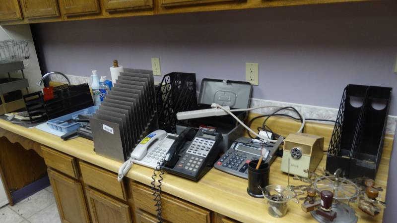 lot 424 image: Lot of various office supplies