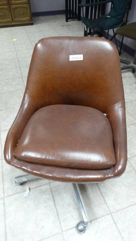 lot 426 image: Vintage office chair on wheels