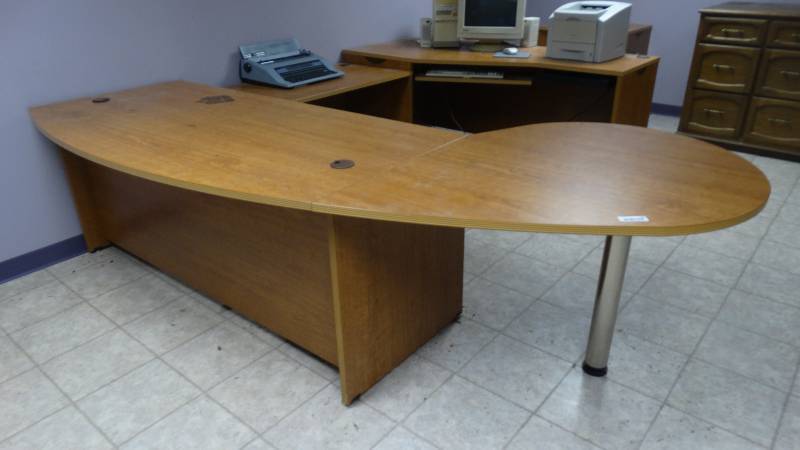 lot 434 image: Lg 3 pc office desk w typewriter