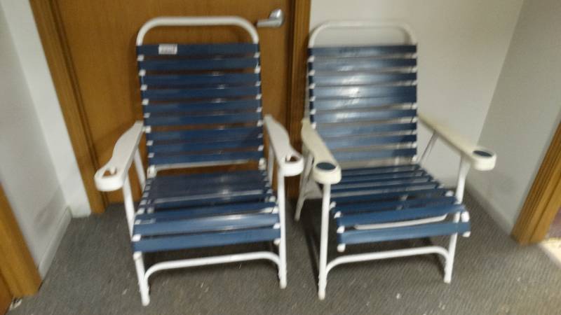 lot 436 image: 2 folding lawn chairs