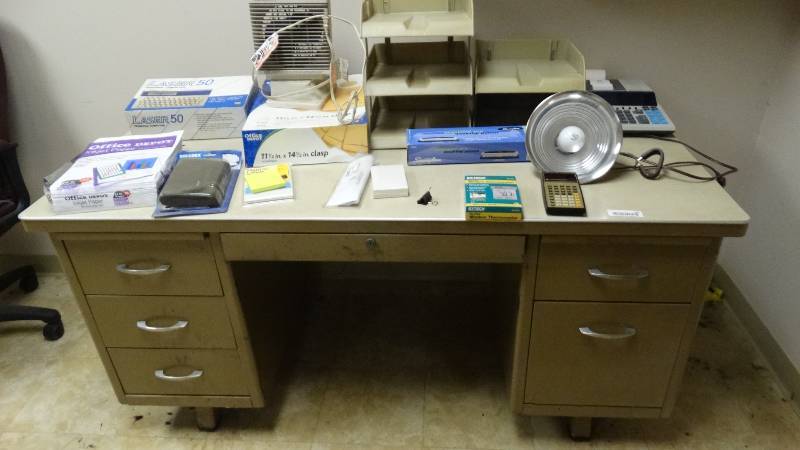 lot 442 image: Metal office desk w office supplies