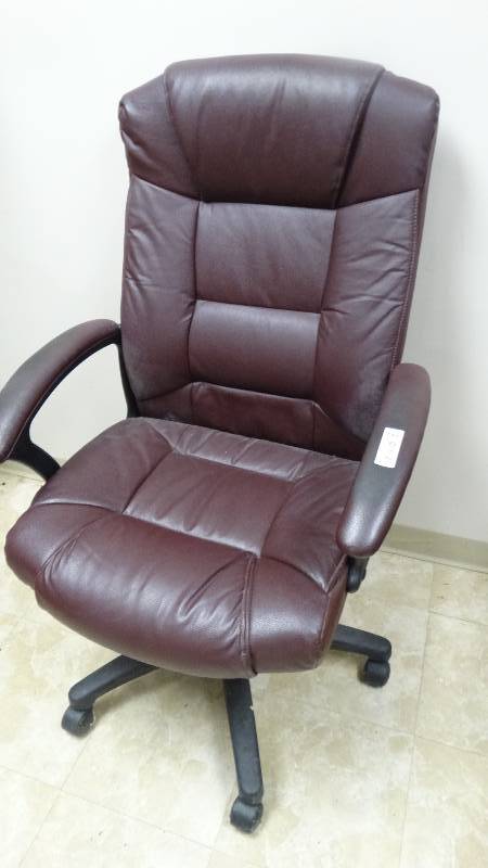 lot 443 image: Nice office chair on wheels