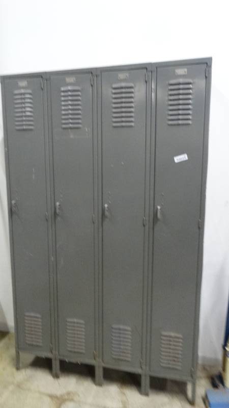 lot 450 image: 4 door locker unit