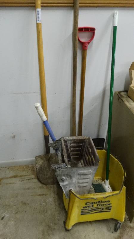 lot 452 image: Long handle tools mop bucket