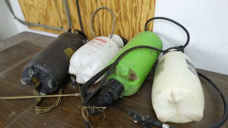 lot 464 image: 4 various lawn sprayers