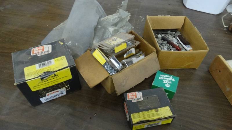 lot 465 image: Lot of assorted hardware