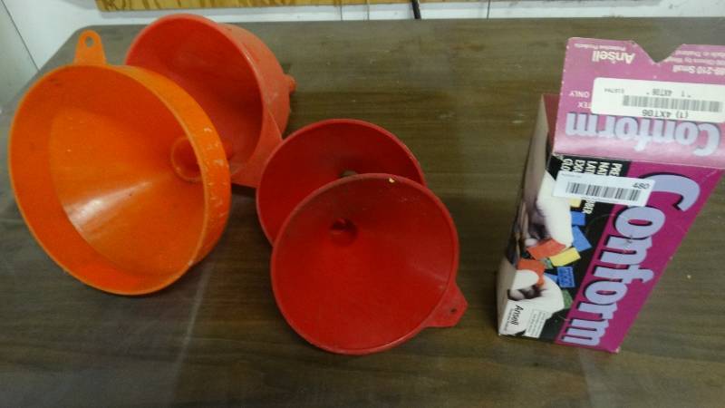 lot 480 image: 4 funnels & box of rubber gloves