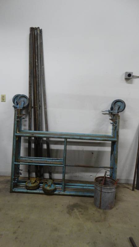 lot 489 image: Lot of scaffolding w wheels