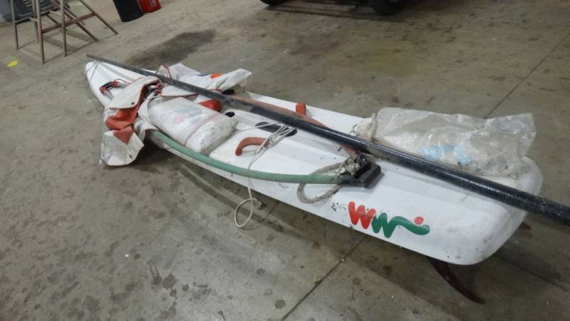 lot 498 image: Sailboard w sail
