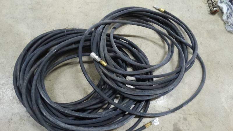 lot 514 image: 2 air hoses