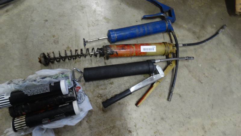 lot 516 image: Grease guns & grease