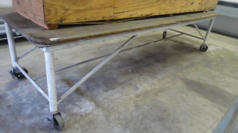 lot 526 image: Large heavy duty shop table on wheels.