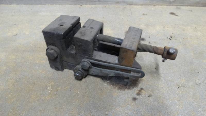 lot 533 image: Small table vise