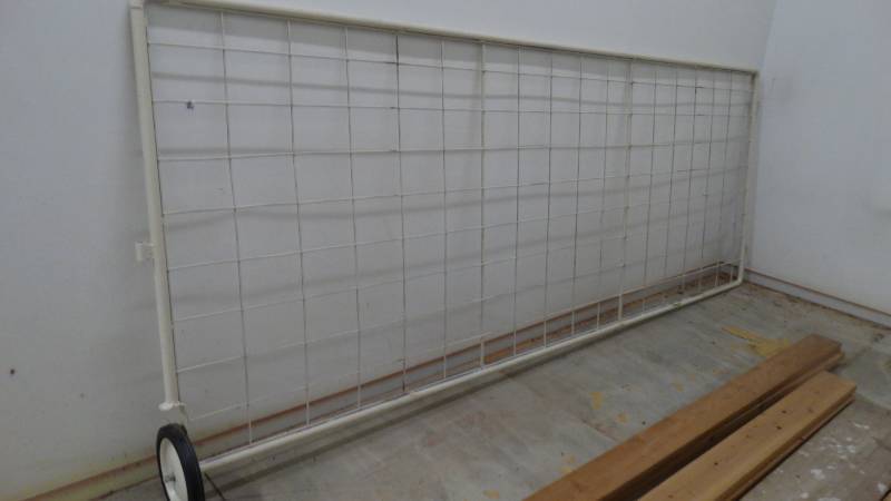lot 552 image: 12 ft metal farm gate w wheel