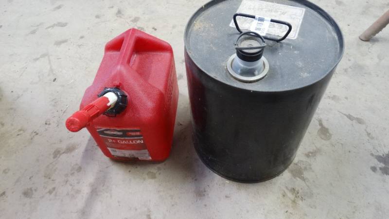 lot 555 image: 5 gallon can of Kerosene & 2 small gas cans